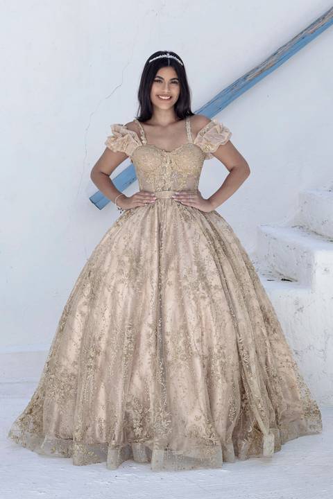 Fotógrafo de ensaio de debutante em São Paulo-SP: Letícia com vestido de 15 anos, pose confiante no Cena Village.'