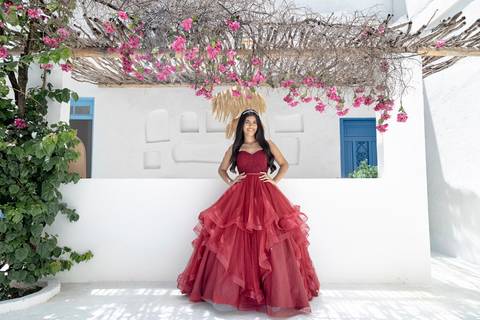 Book de 15 anos São Paulo: Letícia sorrindo com vestido de debutante no cenário florido do Cena Village.'