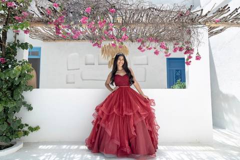 Fotografia de debutante profissional: Letícia em pose vibrante com vestido de 15 anos no Cena Village.'