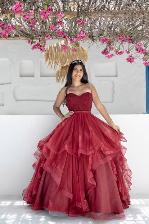 Melhor fotógrafo de debutante SP: Letícia com vestido de debutante, sorriso radiante no Cena Village.'