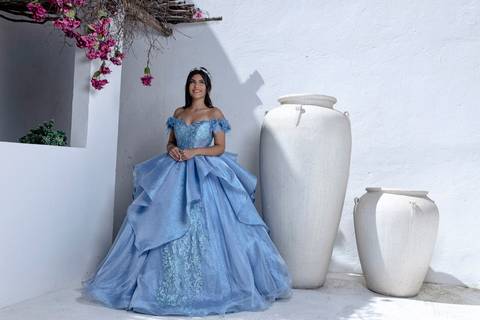 Ensaio de 15 anos Cena Village: Letícia em pose elegante com vestido de debutante em SP.