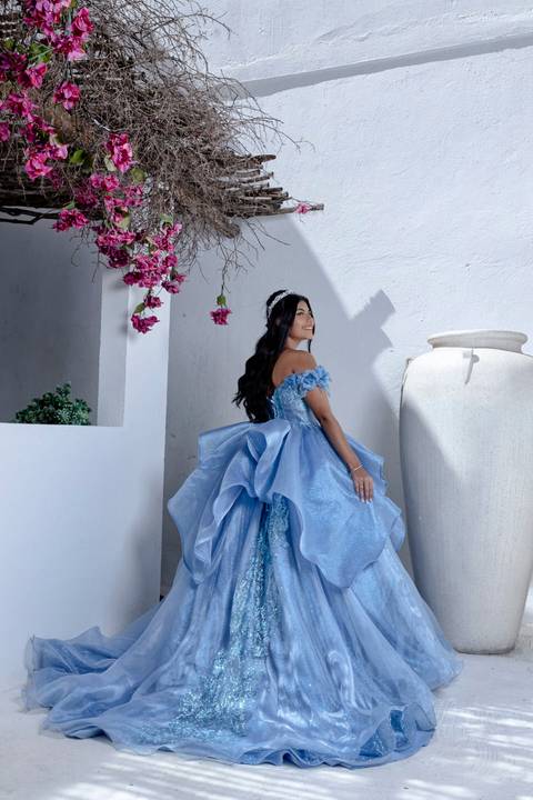 Fotos de debutante SP: Letícia de costas, mostrando o vestido e o cenário do Cena Village.'