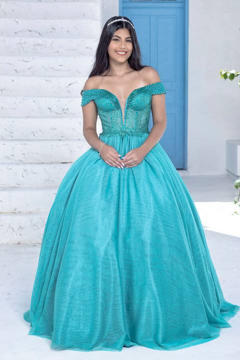 Book de 15 anos São Paulo: Letícia sorrindo com vestido de debutante em escadaria do Cena Village.'