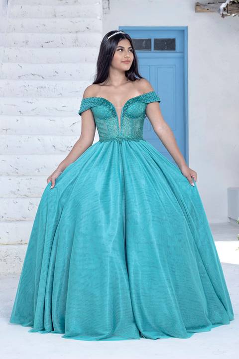 Fotografia de debutante profissional: Letícia em pose clássica com vestido de 15 anos no Cena Village.'