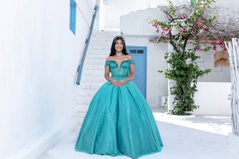 Book de 15 anos São Paulo: Letícia posando em cenário externo do Cena Village com vestido de debutante.'
