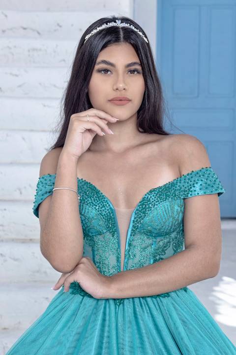 Fotografia de debutante profissional: Letícia em pose pensativa com vestido de 15 anos no Cena Village.'