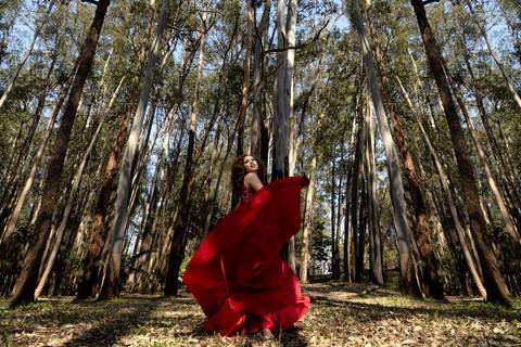 Fotografia de 15 anos no Parque do Carmo — Rebeca de vestido vermelho'