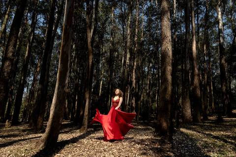 Close de debutante com vestido vermelho no Parque do Carmo em São Paulo'
