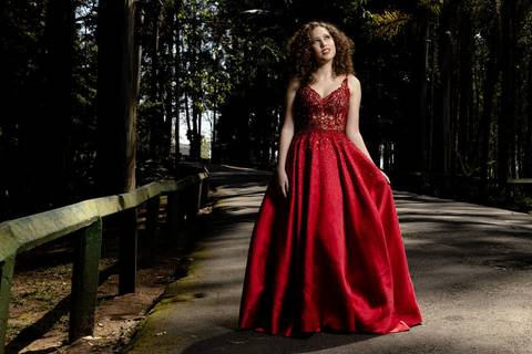 Foto posada de debutante no Parque do Carmo — vestido vermelho elegante'