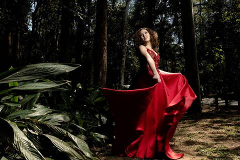 Book de 15 anos no Parque do Carmo — debutante de vestido vermelho
'