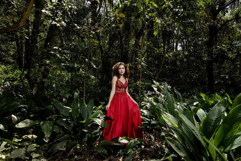 Ensaio fotográfico de debutante no Parque do Carmo com vestido vermelho'