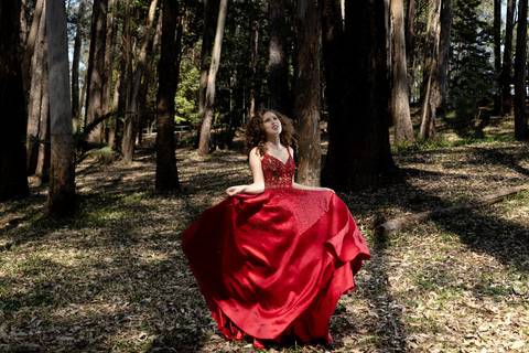 Debutante Rebeca com vestido vermelho no Parque do Carmo — fotógrafo de debutante em SP'