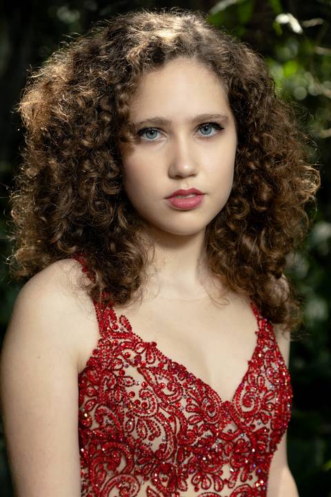 Retrato de debutante em São Paulo no Parque do Carmo, vestido vermelho'