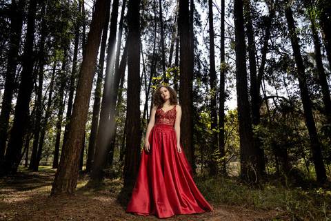 Foto de 15 anos no Parque do Carmo, debutante com vestido vermelho'