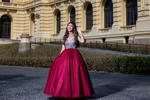 Retrato da debutante Sara no Museu do Ipiranga. Contrate John Edgard, fotógrafo de ensaios de debutantes em SP.'