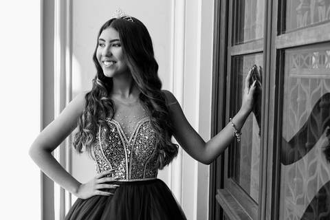 Transforme seu sonho em realidade. Ensaio de debutante no Museu do Ipiranga por John Edgard. Contrate agora.'