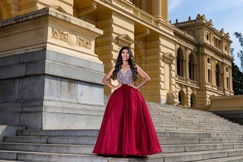 Foto da debutante Sara com vestido de 15 anos na escadaria do Museu do Ipiranga. Contrate seu fotógrafo de festa de 15 anos em SP.'