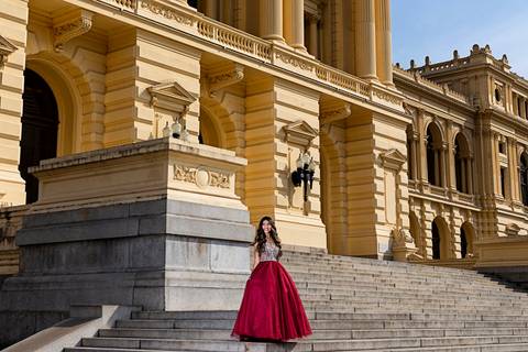 Ensaio de 15 anos com iluminação de flash profissional no Museu do Ipiranga. Fotografia por John Edgard.'