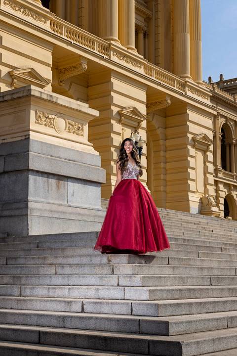 Ensaio fotográfico completo da debutante Sara no Museu do Ipiranga. Contrate o fotógrafo John Edgard para sua festa.'