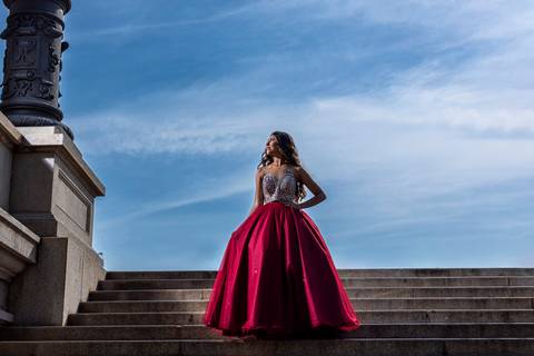 Planejando sua festa? Veja este ensaio por um fotógrafo de ensaios de debutantes no Museu do Ipiranga.'