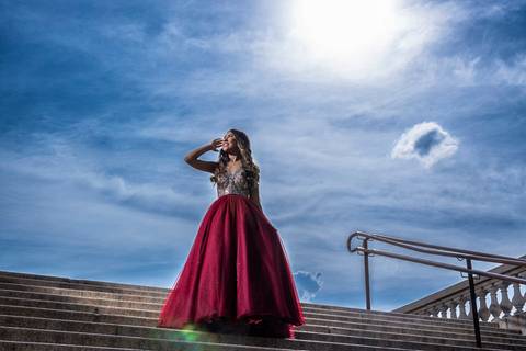Foto de corpo inteiro da debutante Sara, mostrando seu vestido no ensaio do Museu do Ipiranga. Fotógrafo John Edgard.'