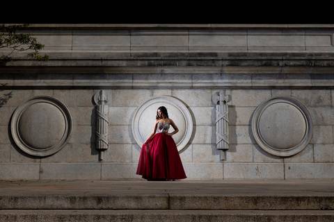 Fotografia artística da debutante Sara, destacada com flash no Museu do Ipiranga. Fotógrafo de festa de 15 anos em SP.'