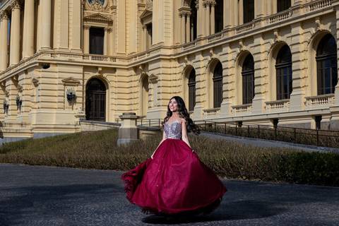 Cenário majestoso do Museu do Ipiranga para o ensaio de 15 anos da Sara. Reserve sua data com um fotógrafo profissional.'