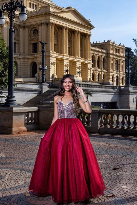 A beleza da debutante Sara em harmonia com a arquitetura do Museu do Ipiranga. Book de 15 anos em São Pau'