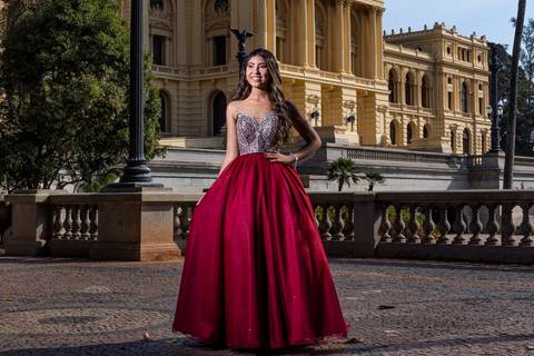 Olhar sereno da debutante Sara em seu ensaio de 15 anos. Contrate um fotógrafo especialista em debutantes em SP.'