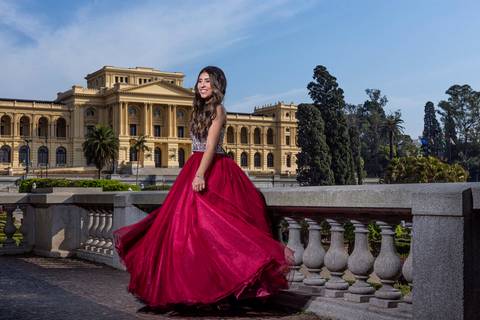 Momento descontraído da debutante Sara durante seu ensaio de 15 anos no Museu do Ipiranga.'