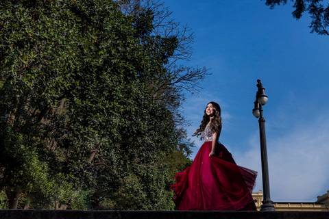 Debutante Sara sorrindo no jardim do Museu do Ipiranga. Ensaio por John Edgard, fotógrafo de ensaios de debutantes no Museu do Ipiranga.'