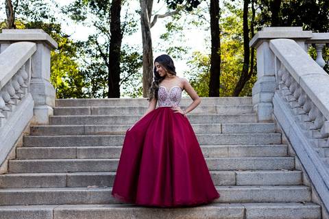 Iluminação profissional valorizando a debutante Sara em seu ensaio no Museu do Ipiranga. Fotografia para 15 anos.'