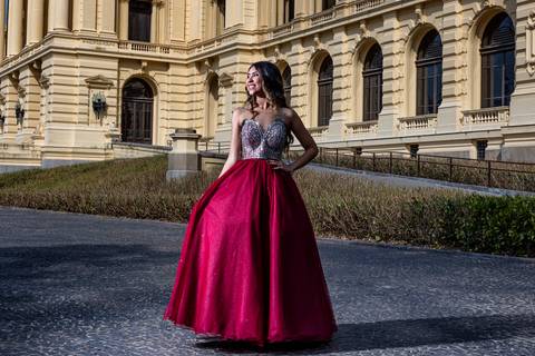 A debutante Sara em pose elegante para seu ensaio fotográfico no Museu do Ipiranga, por fotógrafo especialista em 15 anos.'