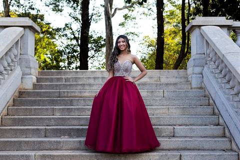 A debutante Sara nos jardins do Museu do Ipiranga. Foto por John Edgard, fotógrafo de festa de 15 anos em SP.'