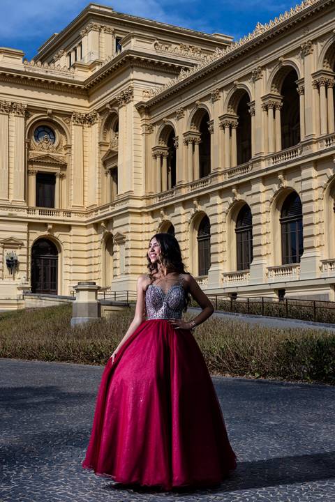 Detalhe do vestido da debutante Sara durante seu ensaio pré-festa no Museu do Ipiranga. Fotografia por John Edgard.'