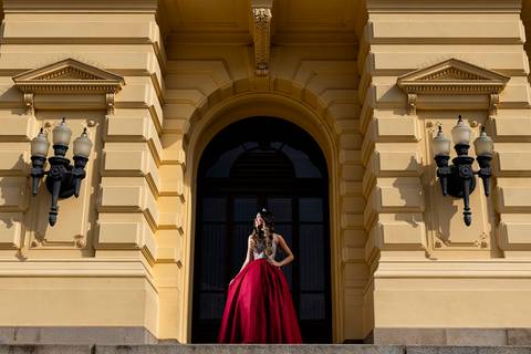 Book de debutante da Sara em frente à fachada do Museu do Ipiranga. Peça um orçamento para seu ensaio de 15 anos.'