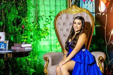 Cenário com a debutante no trono na Casa Bertolazzi Santana, fotografia por especialista e fotógrafo de festa de 15 anos em SP.'