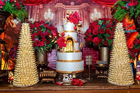 Mesa do bolo de 15 anos na Casa Bertolazzi Santana com tema A Bela e a Fera, por fotógrafo de festa de 15 anos em SP.'
