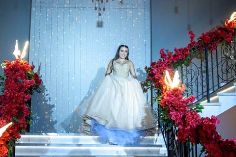 Debutante Manu com vestido de princesa na escada da Casa Bertolazzi Santana, trabalho de fotógrafo de festa de 15 anos em SP.'