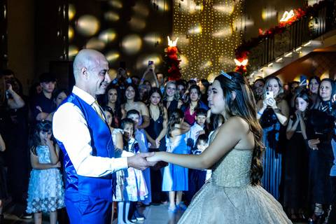 Valsa da debutante com o pai na pista de LED da Casa Bertolazzi Santana, foto por fotógrafo de festa de 15 anos em SP.'