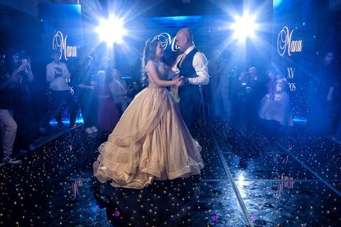 Momento emocionante da valsa de 15 anos na Casa Bertolazzi Santana, com convidados ao fundo, por fotógrafo de festa de 15 anos em SP.'