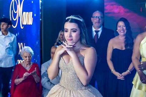 Debutante se emociona durante as homenagens em sua festa na Casa Bertolazzi Santana, foto por fotógrafo de festa de 15 anos em SP.'