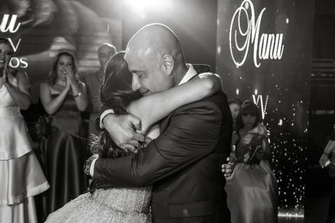 Abraço emocionante entre pai e filha na festa de 15 anos na Casa Bertolazzi Santana, por fotógrafo de festa de 15 anos em SP.'