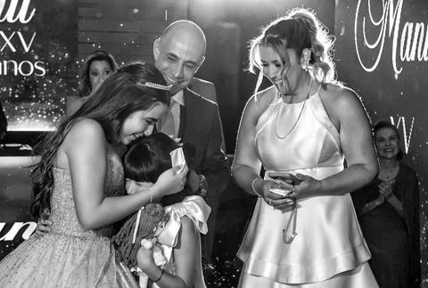 Homenagem emocionante em preto e branco na Casa Bertolazzi Santana, foto por fotógrafo de festa de 15 anos em SP.'