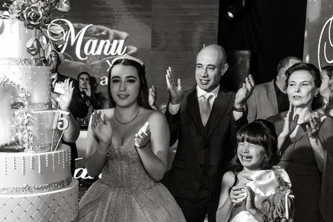 Hora do parabéns em preto e branco na Casa Bertolazzi Santana, com família emocionada, foto por fotógrafo de festa de 15 anos em SP.'