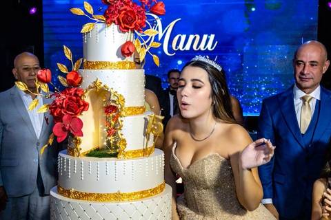 Debutante assoprando a vela de 15 anos no bolo temático na Casa Bertolazzi Santana, por fotógrafo de festa de 15 anos em SP.'