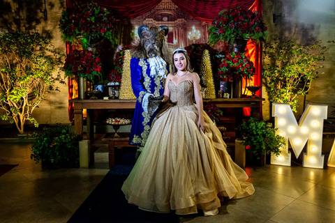Cenário da festa A Bela e a Fera com a debutante na Casa Bertolazzi Santana, por fotógrafo de festa de 15 anos em SP.'