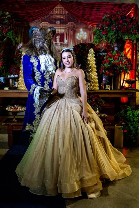 Debutante Manu com vestido de princesa ao lado da Fera na Casa Bertolazzi Santana, trabalho de fotógrafo de festa de 15 anos em SP.'