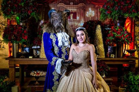Debutante Manu com o personagem Fera na festa A Bela e a Fera na Casa Bertolazzi Santana, foto por fotógrafo de festa de 15 anos em SP.'
