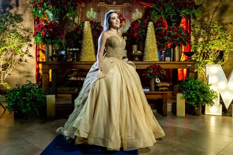 Debutante Manu com seu vestido de princesa dourado posando na Casa Bertolazzi Santana, foto por fotógrafo de festa de 15 anos em SP.'